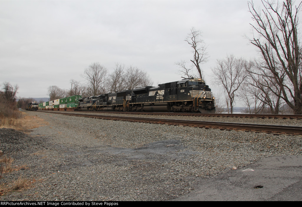 NS 1104 leads train 260 East